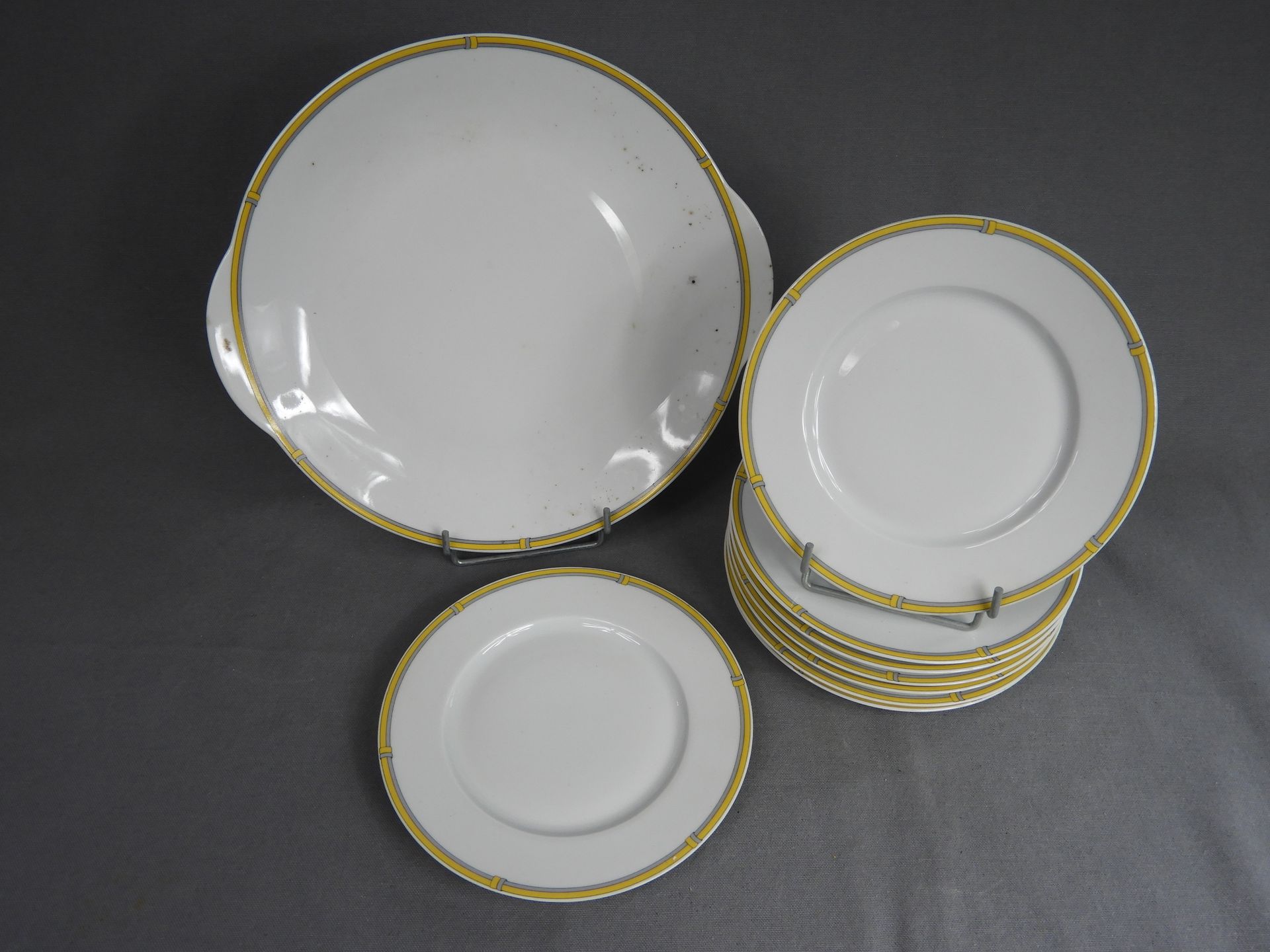 Null COQUET，法国利摩日，一个白色瓷器蛋糕服务，有黄色和灰色的双花边，形式为 "muscade cloisonnés"，由8个盘子和一个碟子组成。