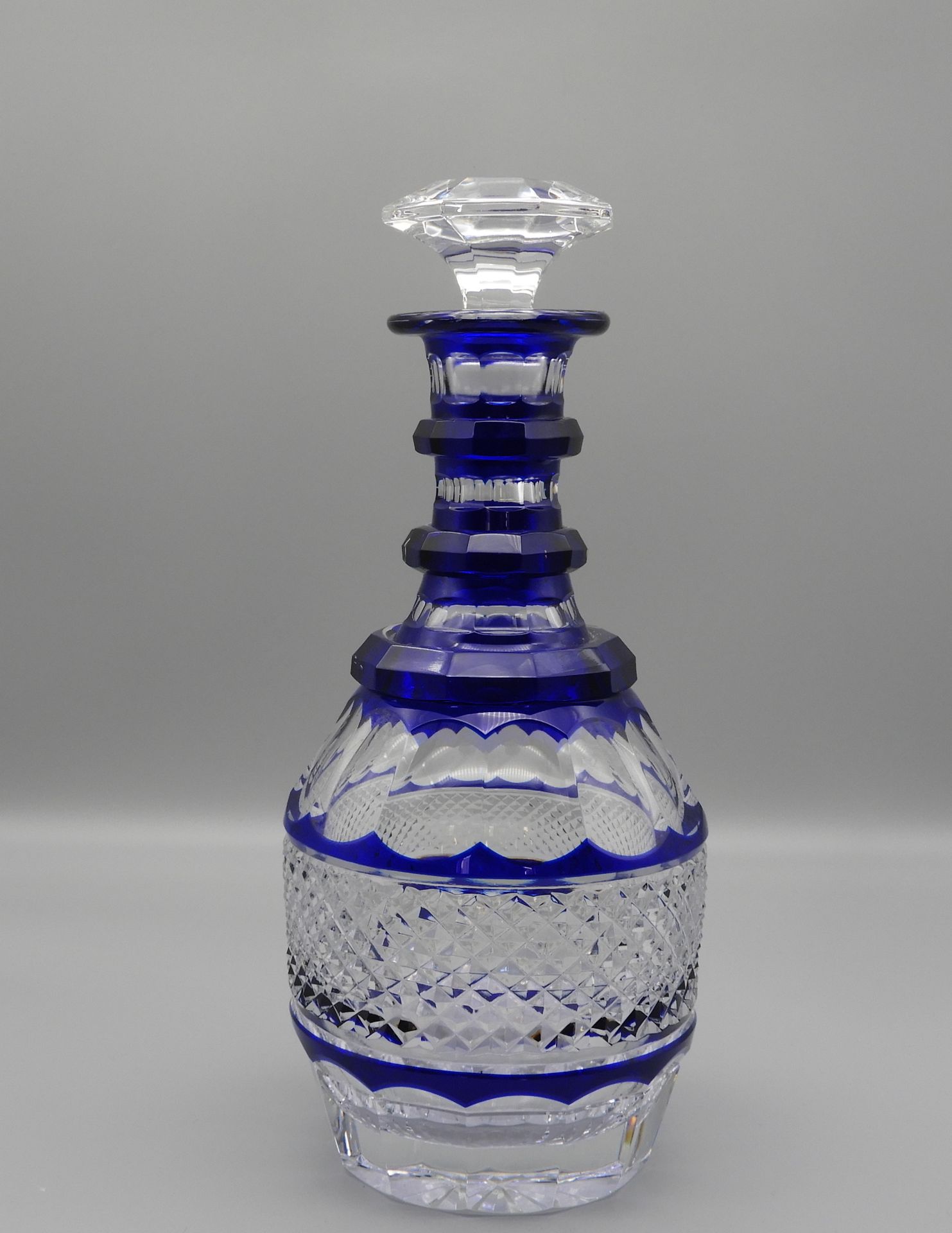 Null 圣路易斯 蓝色套色水晶杯（瓶塞）（SAINT LOUIS Blue Overlay carafe in cut crystal）。