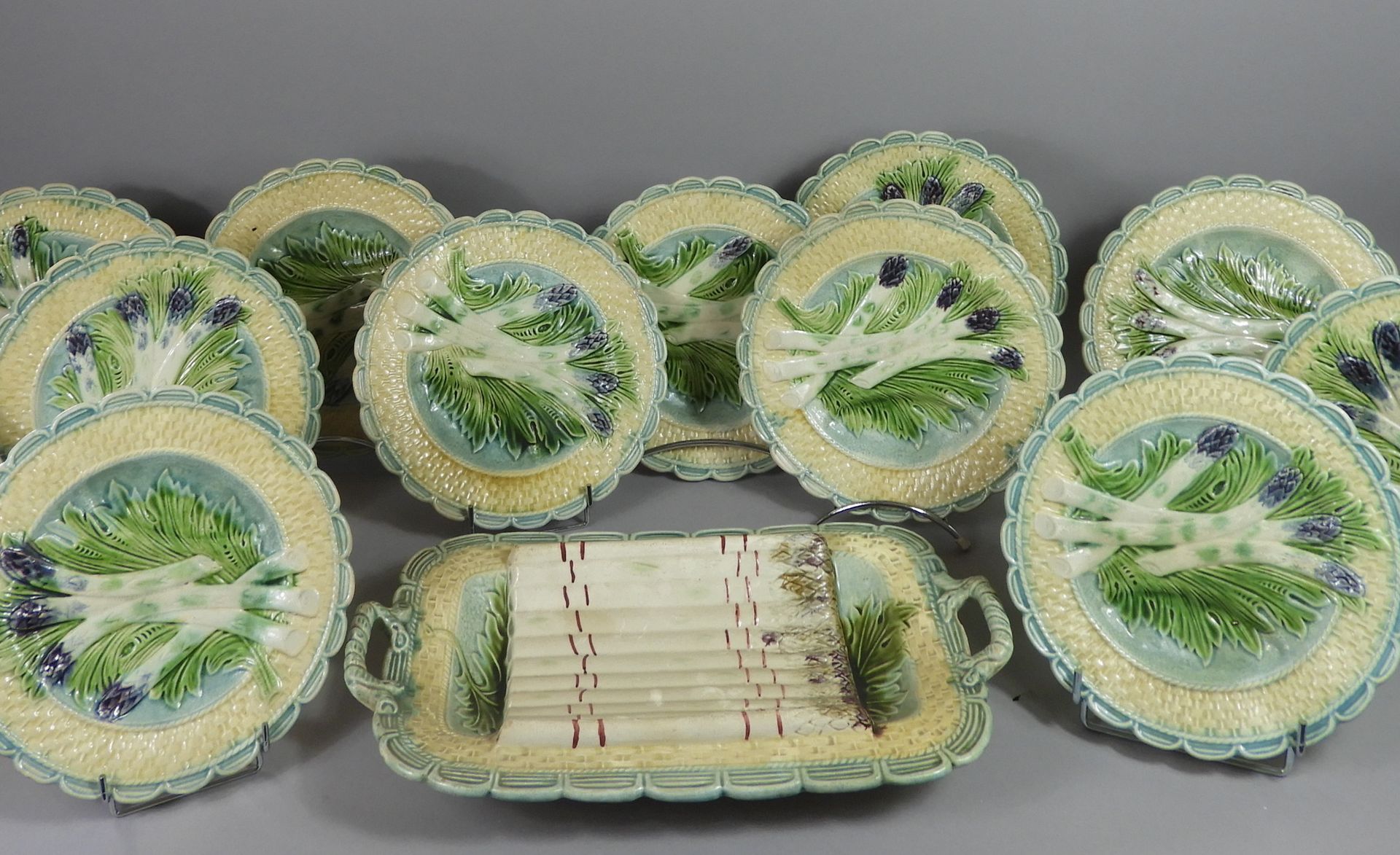 Null 带芦笋和柳条装饰的Barbotine芦笋服务，包括一个盘子（长41cml）和12个24cm的盘子。