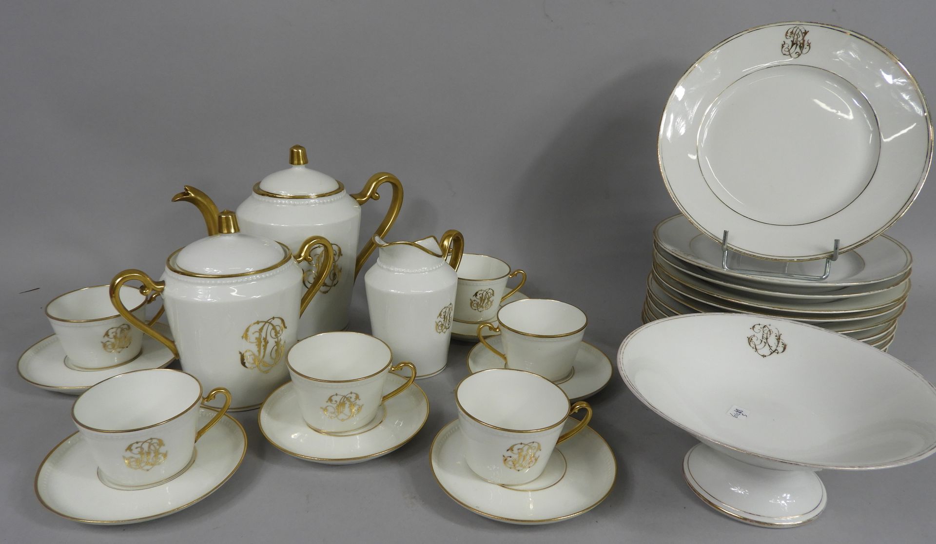 Null 白瓷茶具，带金字图案，由6个杯子和碟子，一个茶壶，一个牛奶壶，一个糖碗组成。有11个板块和一个编译器