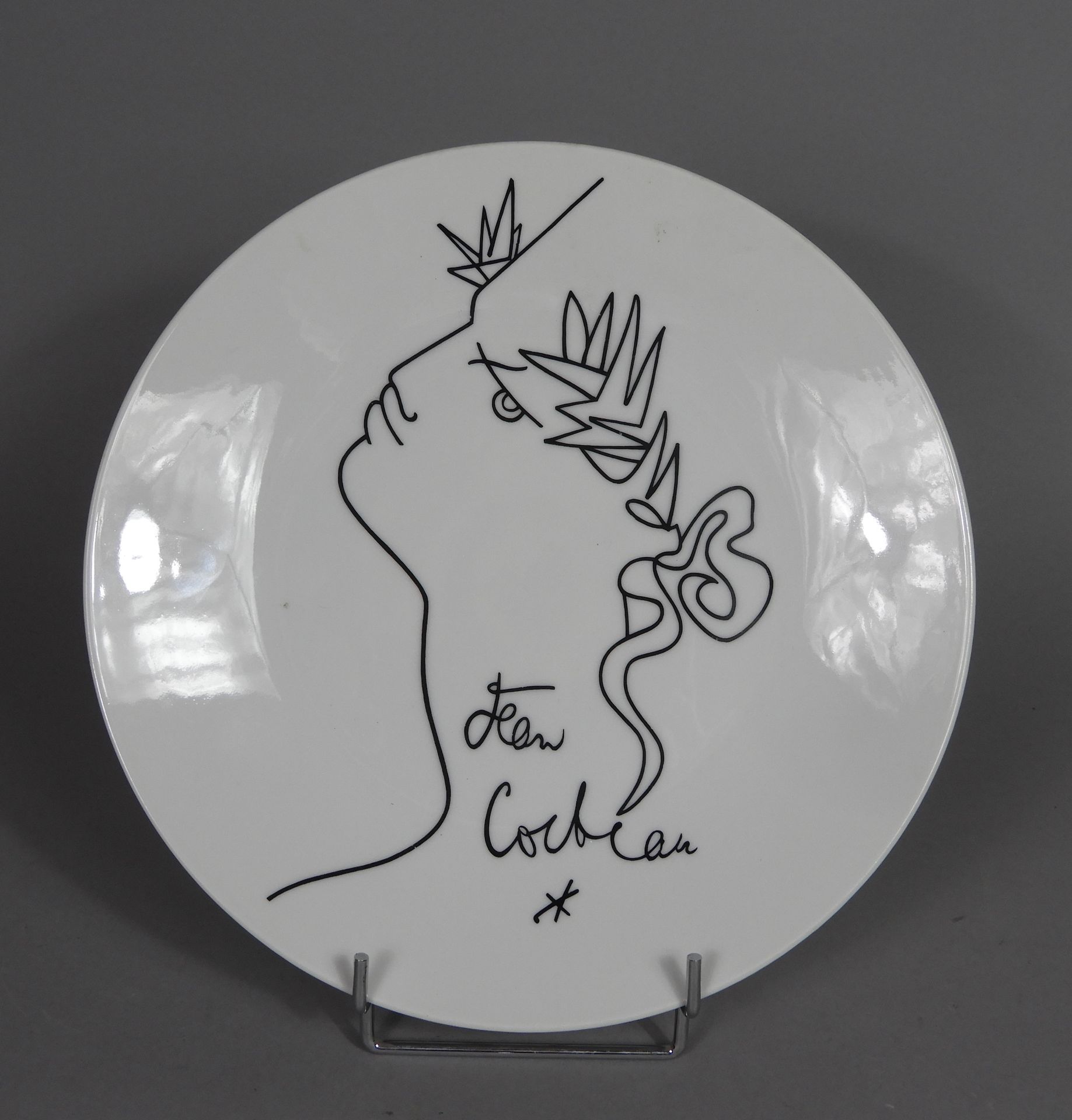 Null D'après Jean COCTEAU, une assiette en porcelaine à décor d'un profil. Diam &hellip;