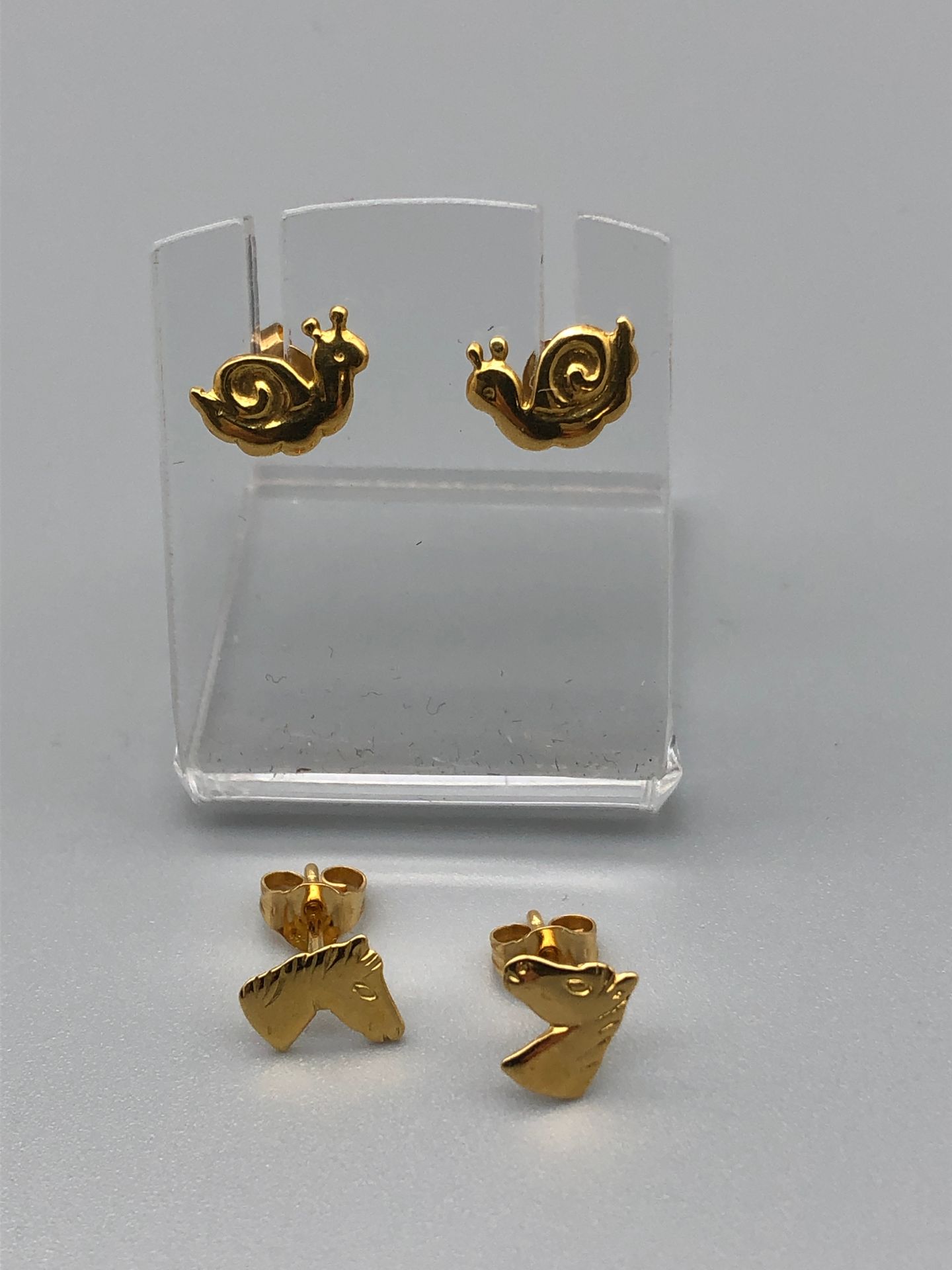 Null 两对黄金750千分之一的 "蜗牛 "和 "马头 "耳环 1,6克。状况新
