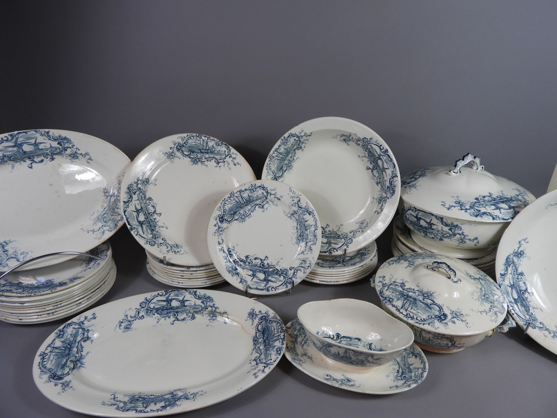 Null 波尔多陶器晚餐服务的一部分，装饰有风景 "Modèle Paysages"，包括27个餐盘，8个汤盘，一个沙拉碗（29厘米），一个深盘（29厘米），一&hellip;