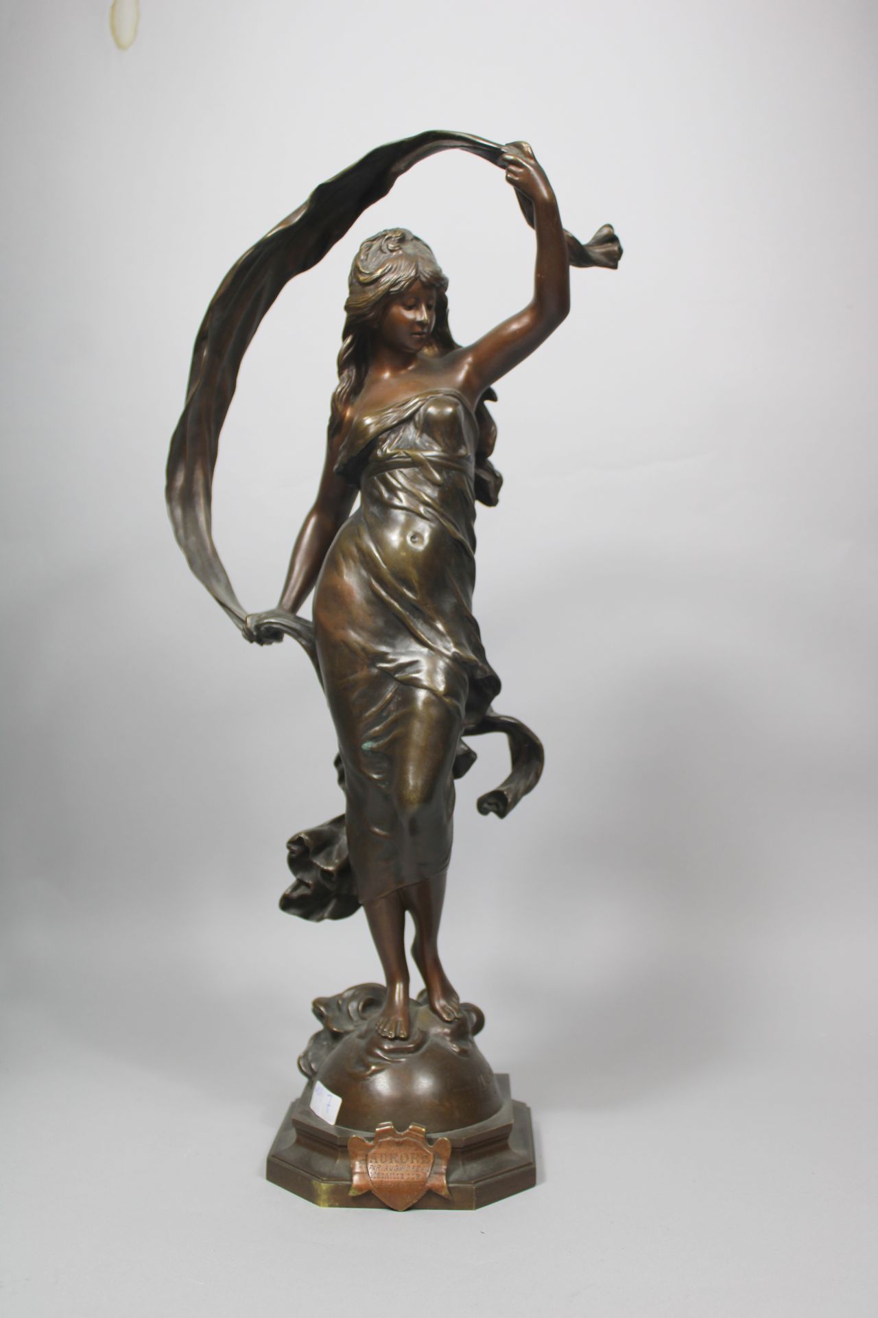 Null 奥古斯特-莫罗(1834-1917) "奥罗尔 "青铜主题，有铜锈，在露台上签名 高度：49厘米