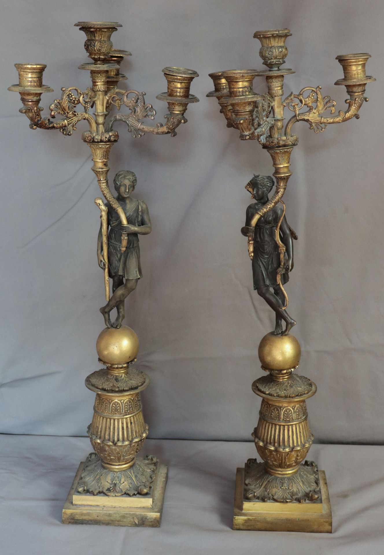 Null 一对大型的新古典主义木制和抛光烛台，轴心代表女猎人戴安娜和巴黎，4个灯臂，帝国时期，高60厘米