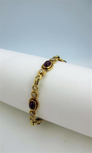Null Bracelet en or jaune 750°/°° (18k) serti de cabochons de rubis de forme ova&hellip;