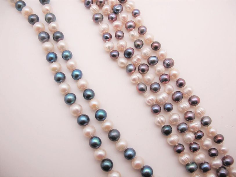 Null Sautoir et collier de perles d'eau douce blanche et bleue.