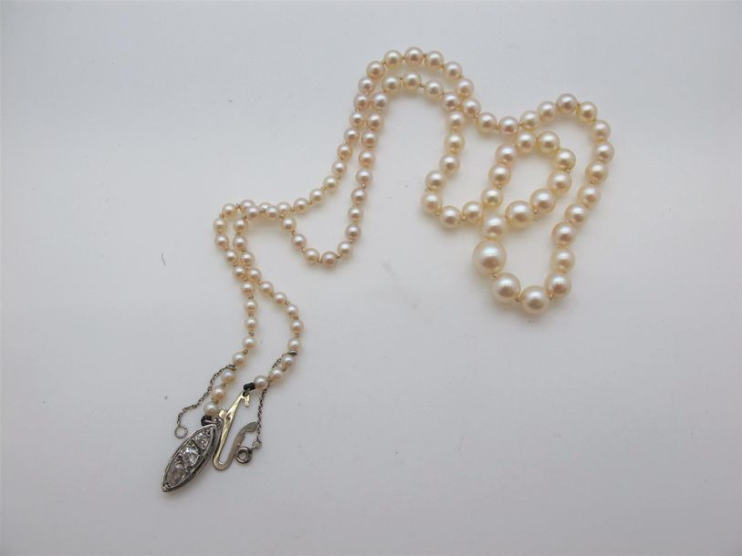 Null Collier de perles de culture en chute, comprenant 97 perles. Fermoir en or &hellip;