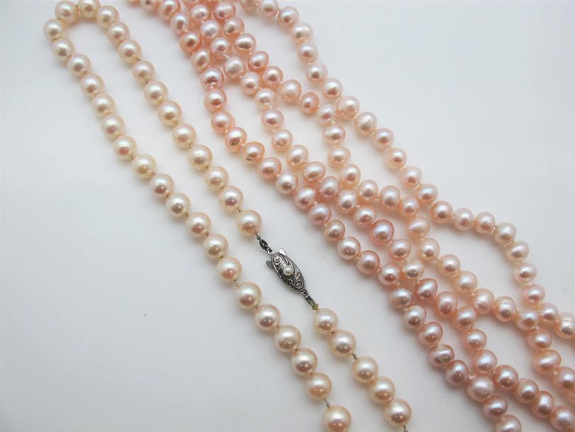Null Sautoir en perles d'eau douce et collier raz de cou en perles de culture.