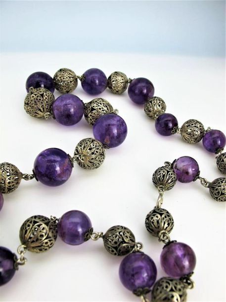 Null Sautoir composé de perles d'améthyste alternées de perles d'argent ajouré f&hellip;