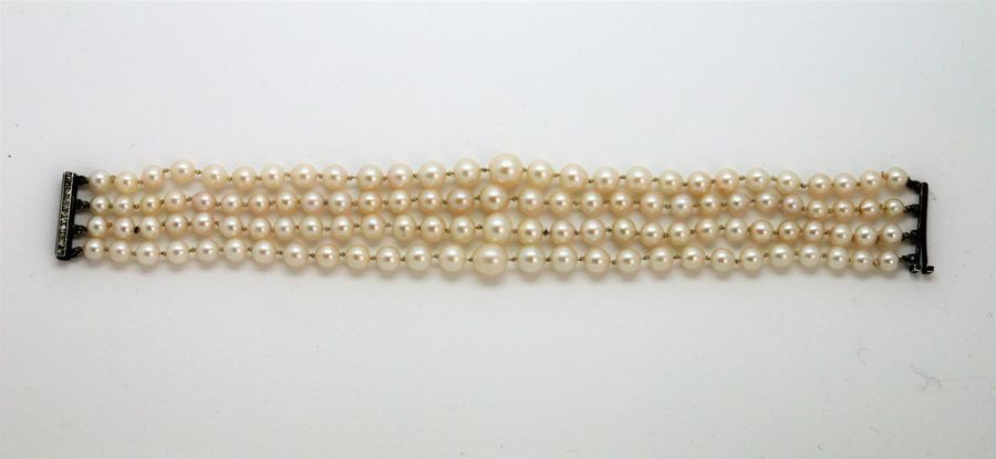 Null Bracelet composé de quatre rangs de perles de culture en chute. 
Fermoir à &hellip;