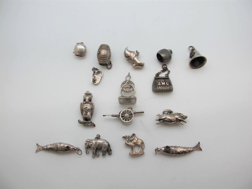 Null Lot de petits pendentifs en argent : sabot, éléphant, cochon, poissons, clo&hellip;