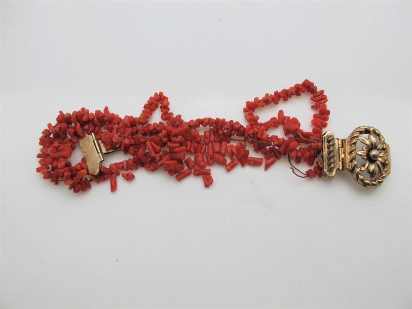 Null Bracelet composé de bâtonnets de corail sur plusieurs rangs, fermoir en ver&hellip;