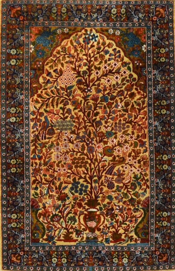 Null 1975年前后印度克什米尔地区结束。

羊毛天鹅绒在棉质地基上。

祈福形状的地毯。

金黄色的弥勒场，和花色丰富的多色瓶。

一般状况良好。

15&hellip;