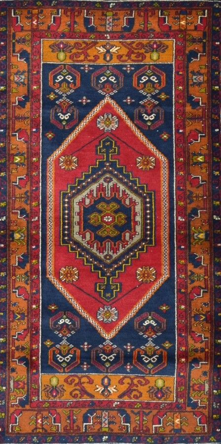 Null Yahiali（土耳其安纳托利亚中部）。

羊毛基础上的羊毛天鹅绒。

饰有几何花纹的聚铬装饰。

一般状况良好。

200厘米x100厘米
