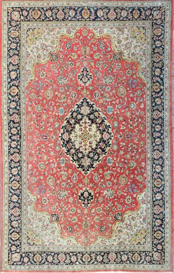 Null 1980年前后，重要的精品丝绸古姆（伊朗）。

丝绸基础上的丝绒。

鲑鱼粉色的田地，有花纹装饰。

密度约为每平方米11000至12000节。

一&hellip;