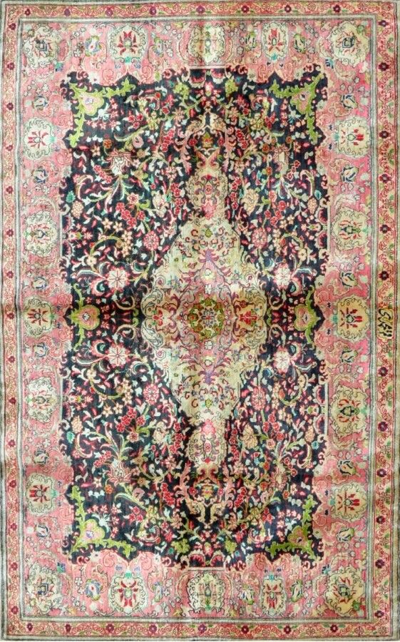 Null 精致的丝绸Ghoum（伊朗）约1980年。

丝绸基础上的丝绒。

午夜蓝色的田野上有柔和的花纹装饰。

密度约为每平方米11000节。

一般状况良&hellip;