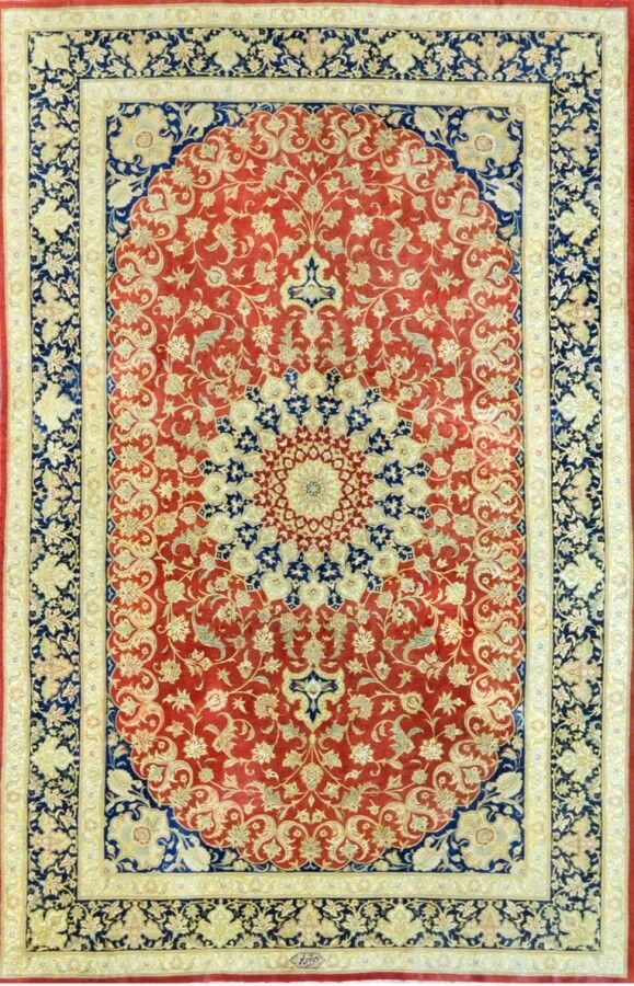Null 1980年左右签署的精美丝绸古姆（伊朗）。

丝绸基础上的丝绒。

红宝石田地，叶子和花瓣装饰着大型中央多裂莲座，冠以金黄色和深蓝色的花朵。

密度约&hellip;
