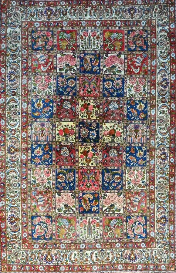Null 1980年前后，大巴克蒂亚尔-贾哈德（伊朗）。

天鹅绒是在棉质基础上用丝滑的羔羊毛制成的。花园装饰。

镶嵌着花瓶、柏树、花篮、花束和多色花叶组成的&hellip;