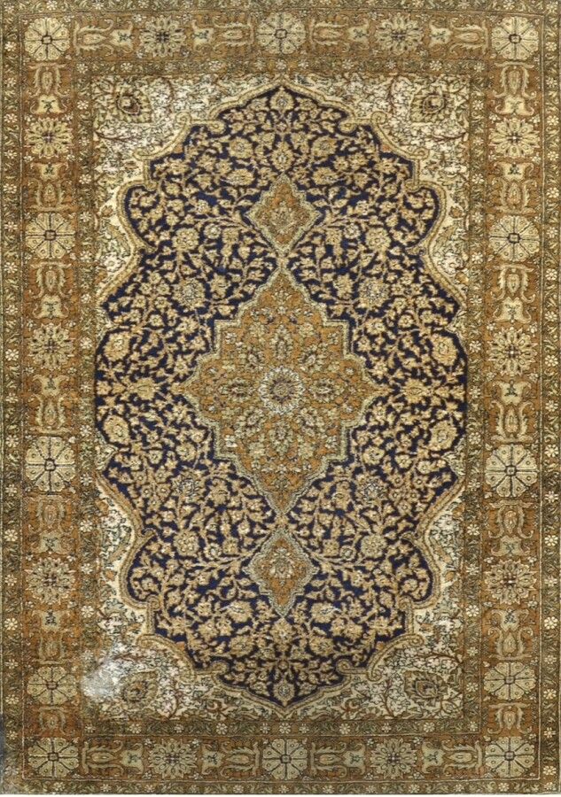 Null 细丝古姆（伊朗）沙赫1975年前后的时间。

丝绸基础上的丝绒。

午夜蓝色的田野上，装饰着千朵花，中央的老金花章是一个造型的钻石形状。

四个象牙吊&hellip;