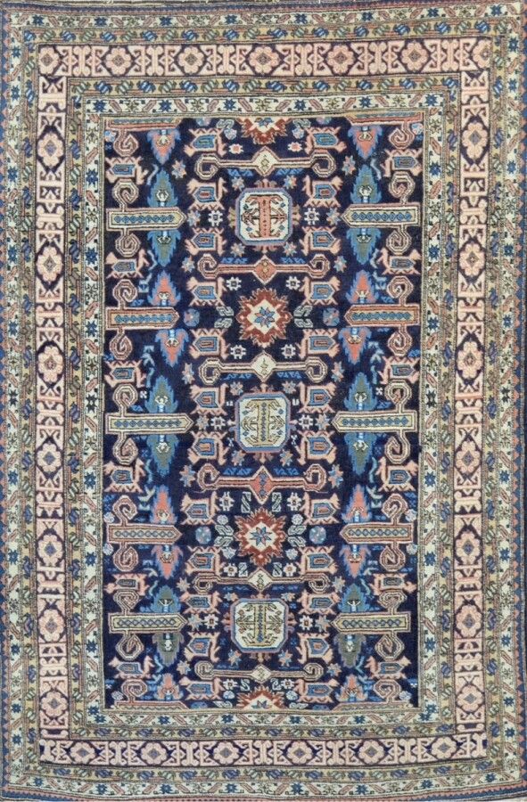 Null 阿德比尔(伊朗)，约1975年。

羊毛天鹅绒在棉质地基上。

装饰让人想起高加索地区的Perepedil地毯。

海底装饰有剑卫和造型的羊角。

主&hellip;