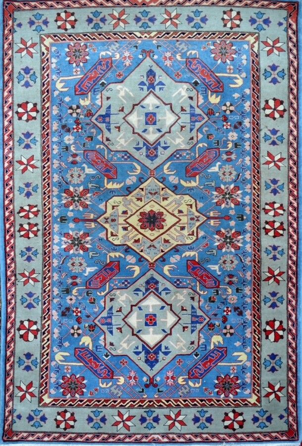 Null 1975年前后，大不里士（伊朗北部）。

羊毛天鹅绒在棉质地基上。

天蓝色的田野上装饰着星星点点的花朵，刀架上有三个象牙色和绿灰色的几何勋章。

一&hellip;
