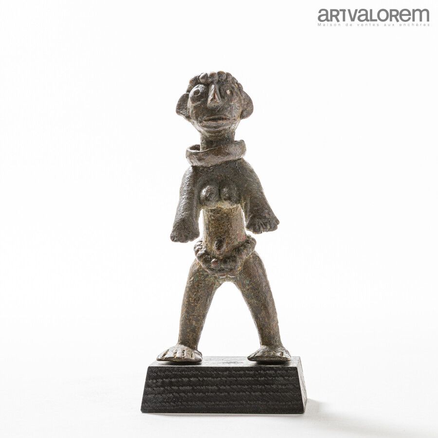 Null TIV (尼日利亚)

青铜女像，身穿珠带，头戴扭矩。大约1950年的替换对象。

H.21厘米