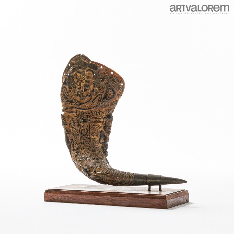 Null BAMILEKE（喀麦隆）水牛角雕刻的酒杯，上面有蜥蜴和拟人景观的浮雕。约1930年。

长：36厘米