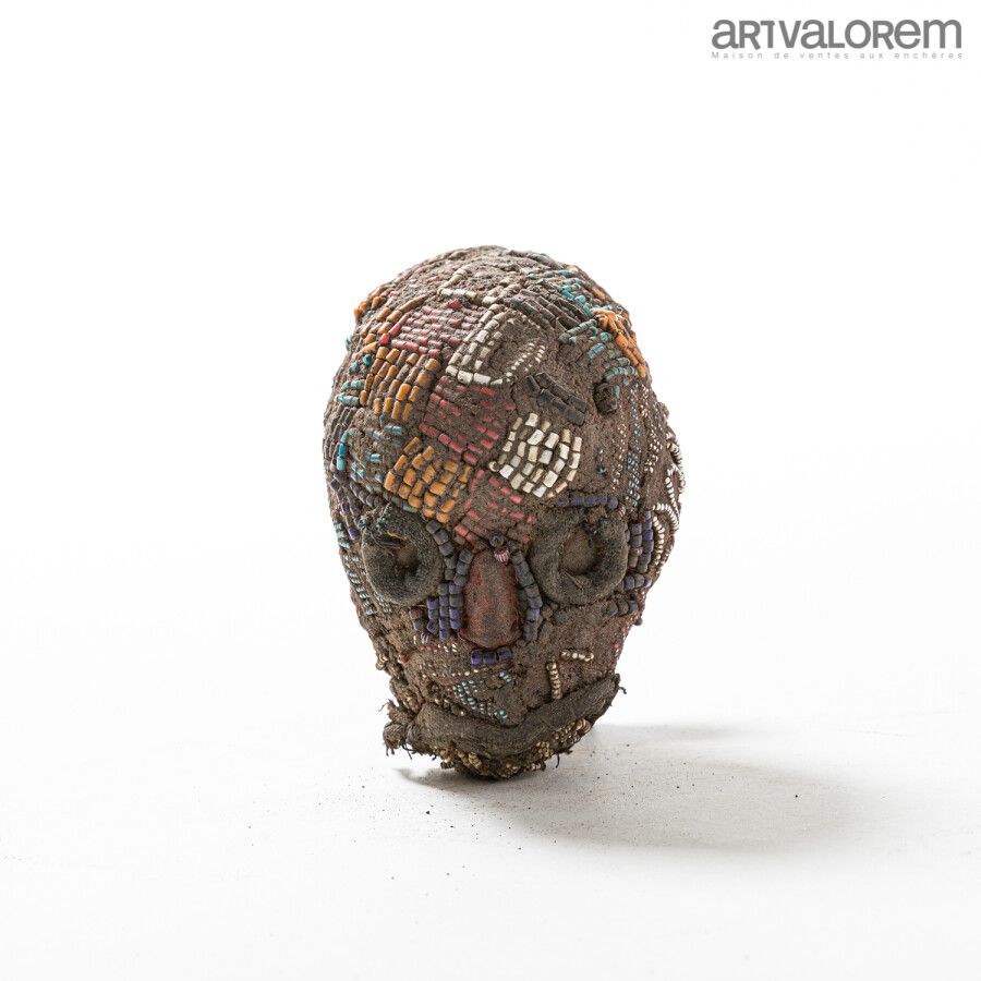 Null 模仿阿特凡森的BAMILEKE面具，代表被打败的敌人的头骨。多色的珠子和纤维。

L. 18 cm.