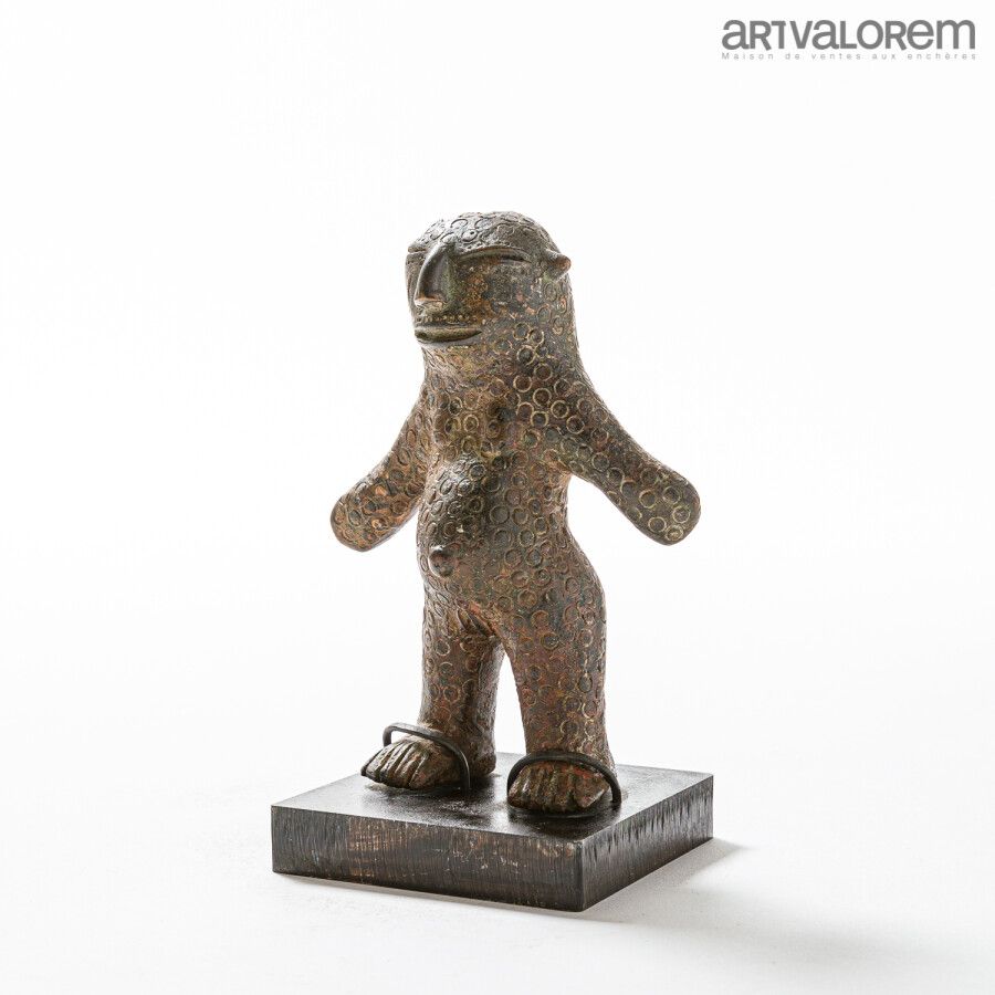 Null VERRE (Nigéria)

Petite statuette en bronze représentant un personnage les &hellip;