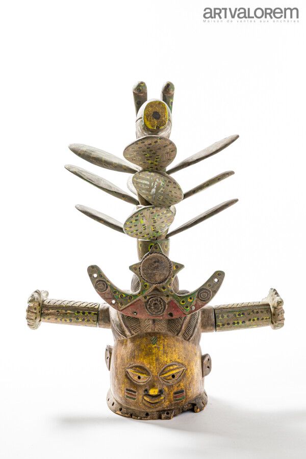Null 奇怪的GELEDE YOROUBA面具（尼日利亚），具有仙人掌叶子的拟人化上层结构。

H.83厘米