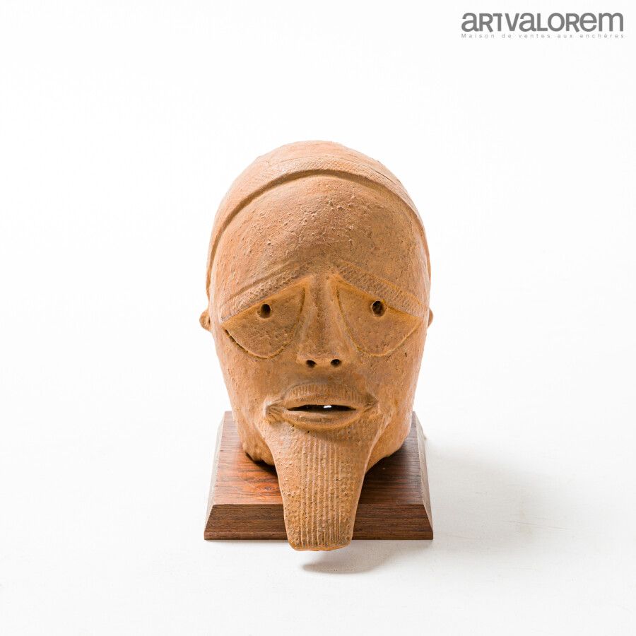 Null Tête d'homme barbu, culture SOKOTO (Nigéria), 200-500 ap JC.

H. 30 cm

(Fê&hellip;