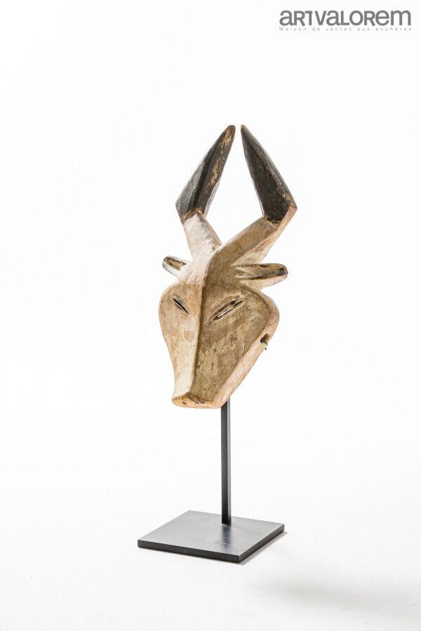Null Masque antilope IBIBIO (Nigéria) couvert de kaolin.

H. 39 cm