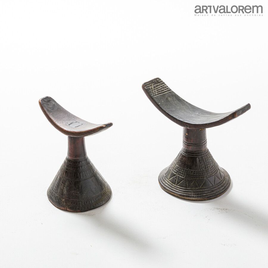 Null Lot de deux appui-nuques d'Ethiopie en bois, le pied en forme de coupe reve&hellip;