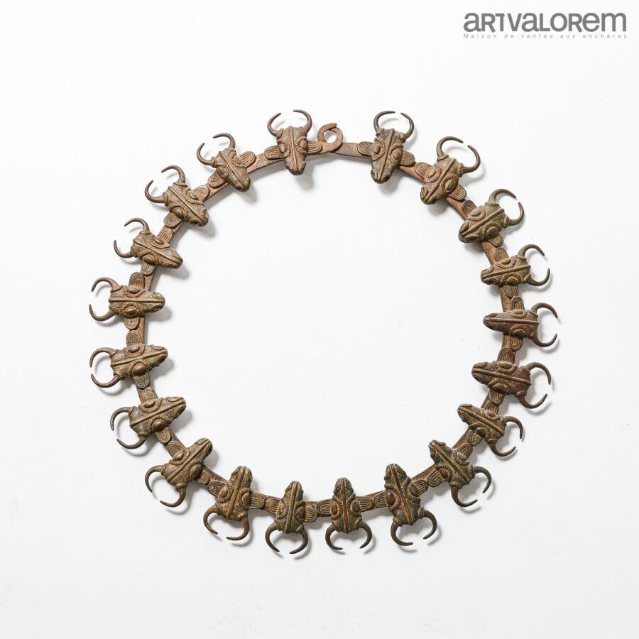 Null BAMILEKE (Camerun). Torcia di bronzo con venti teste di bufalo. Oggetto di &hellip;