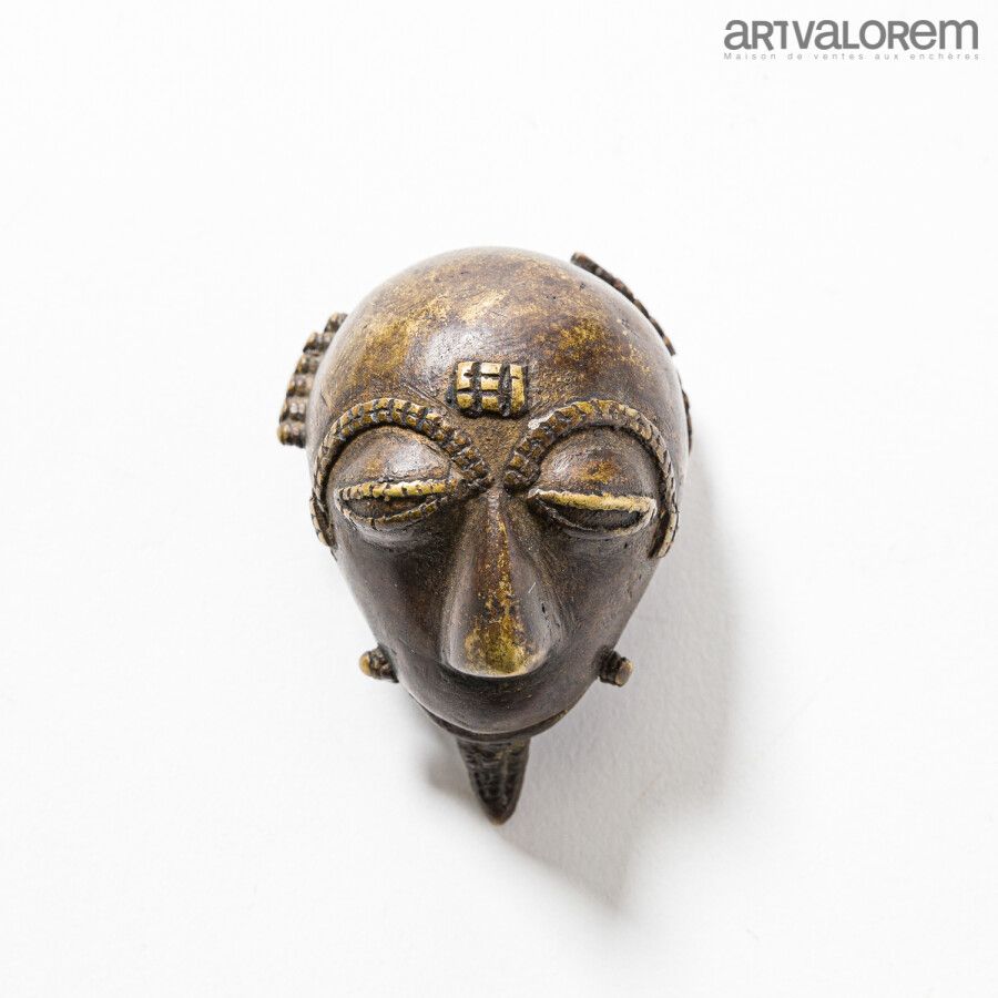 Null Petit masque en bronze BAOULE (République de Côte d'Ivoire). Masque portrai&hellip;