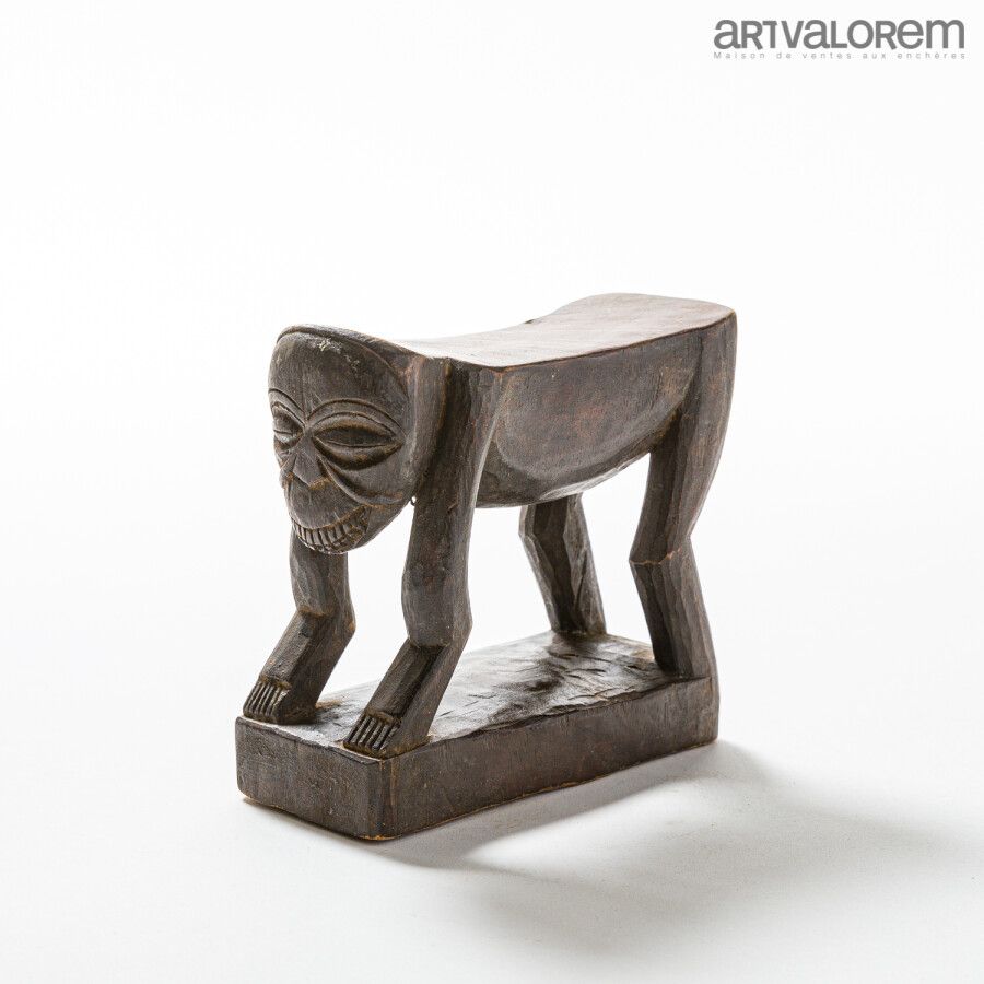 Null JAKA (DRC) wooden headrest with a monkey. About 1950.

H. 16 cm