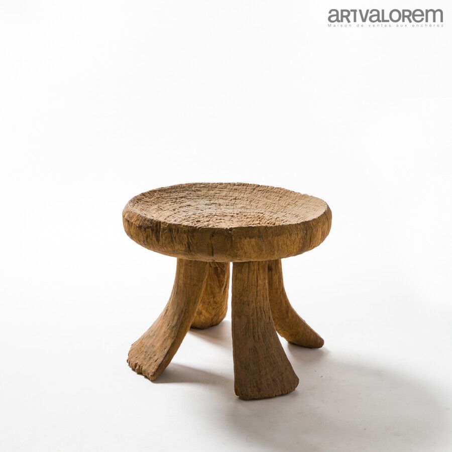 Null BAMILEKE凳子（喀麦隆），有沟壑纵横的铜锈，四条弯曲的腿和镂空的圆形座椅。

H.36厘米。D. 42厘米