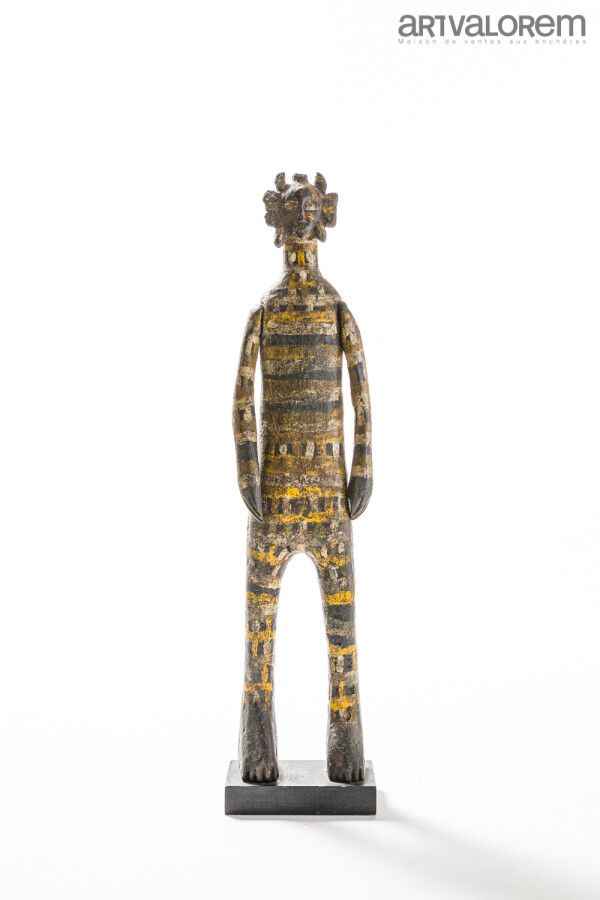 Null SENOUFO（象牙海岸共和国）木制娃娃，手臂有关节，上面涂有欧洲颜料。

H.63厘米