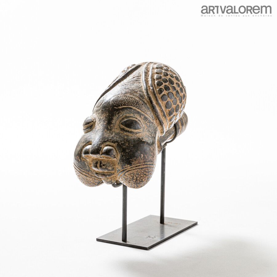 Null BAMILEKE (Camerún) cazoleta de pipa de arcilla que representa la cara de un&hellip;
