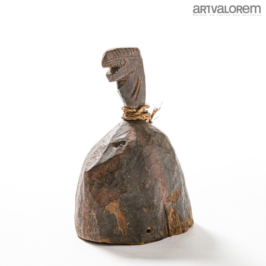 Null KORO（尼日利亚）带动物装饰的头盔面具。棕色的古铜色，有红木线条。

H.38厘米