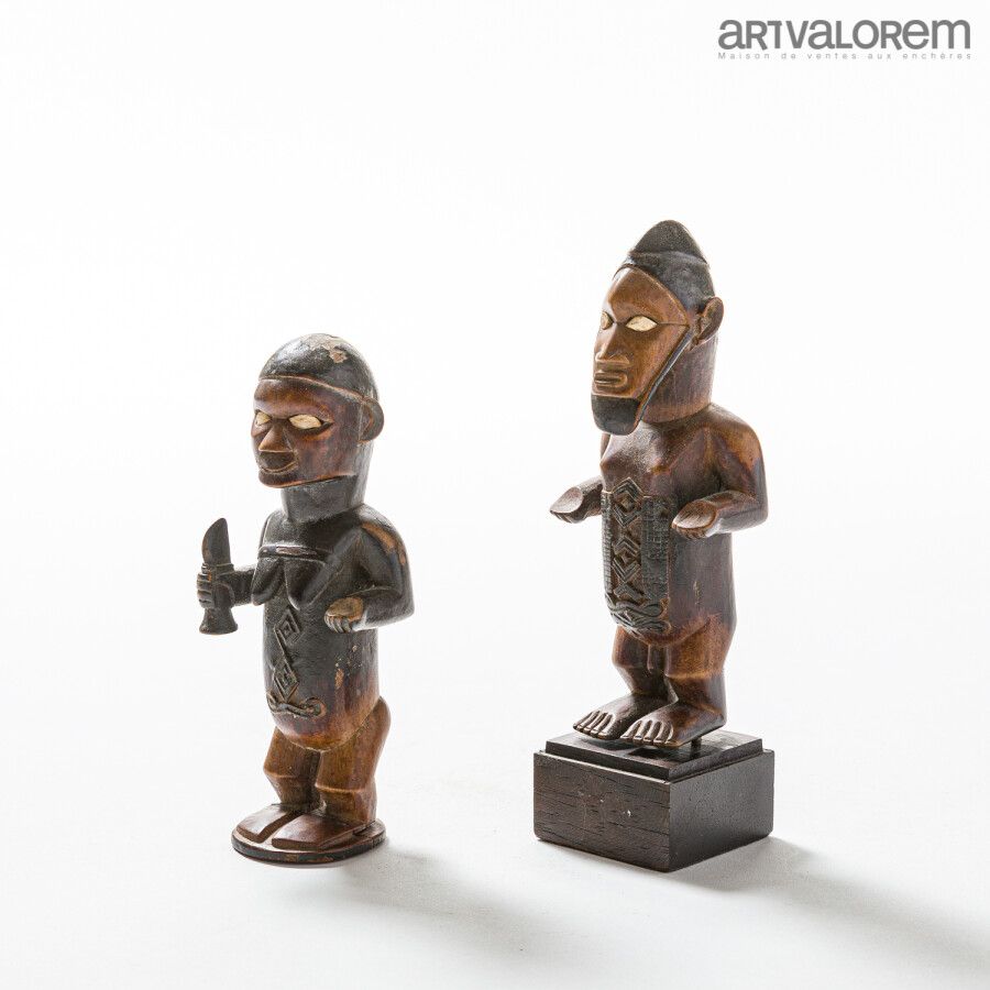 Null 一对拟人化的BEMBE（刚果民主共和国）多色木雕像。

H.16和15.5厘米

(一只脚被重新粘在一起)