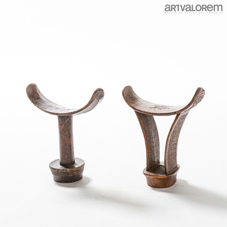 Null BONI (Somalie). Deux appui-nuques en bois finement travaillé.

H. 18,5 cm