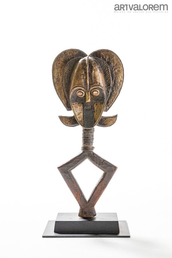 Null 加蓬 "KOTA "灵位，木芯上的黄铜锤子。20世纪50年代的替换对象。

H.53厘米