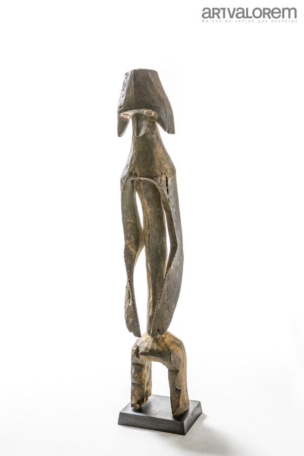 Null MUMUYE木制雕像（尼日利亚）。带有拟人化的卡里姆拉米多脸的头盔面具。大约在1950年。

H.122厘米