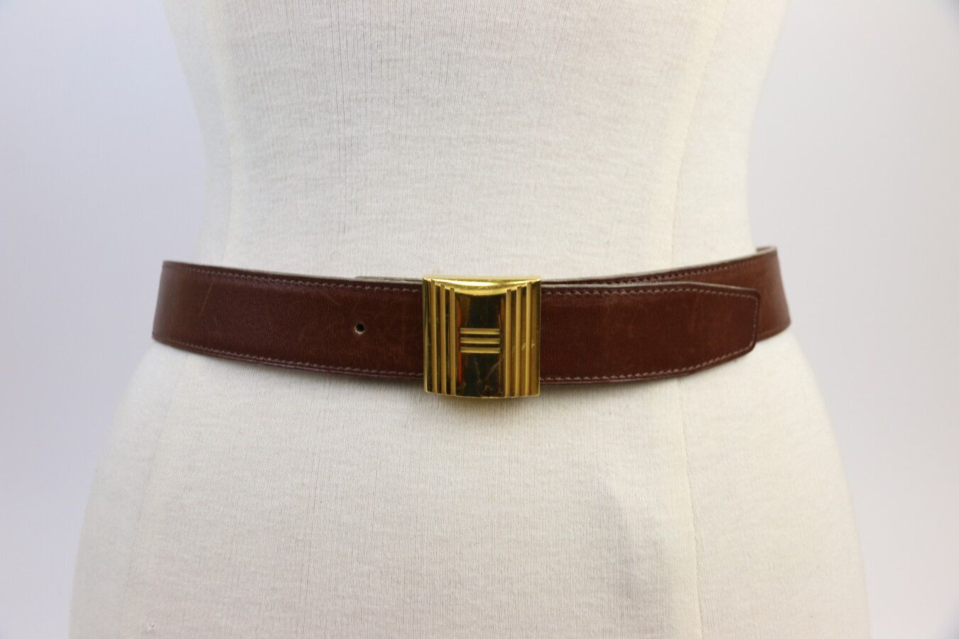 Null HERMES 

Fawn leather belt with gilded metal buckle 

L. 90 cm

(Scratches)