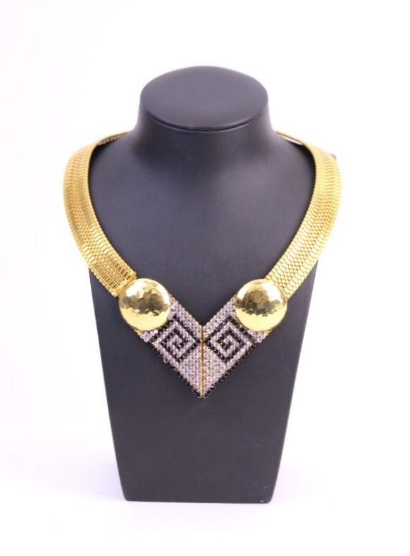 Null L.DEMARIA

Collier en métal doré centré d'un motif triangulaire articulé or&hellip;