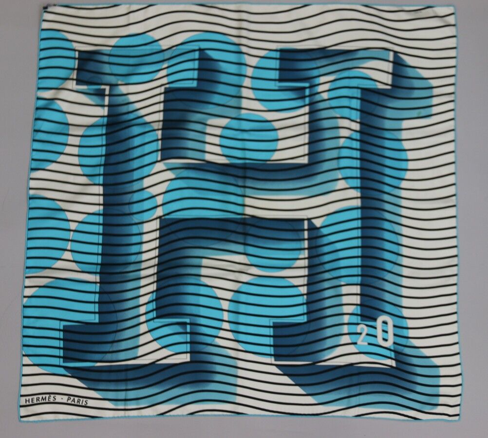 Null HERMES巴黎

题为 "H2O "的印花丝绸方块，作者是Bali Barret，天蓝色背景

(污点、拉线)