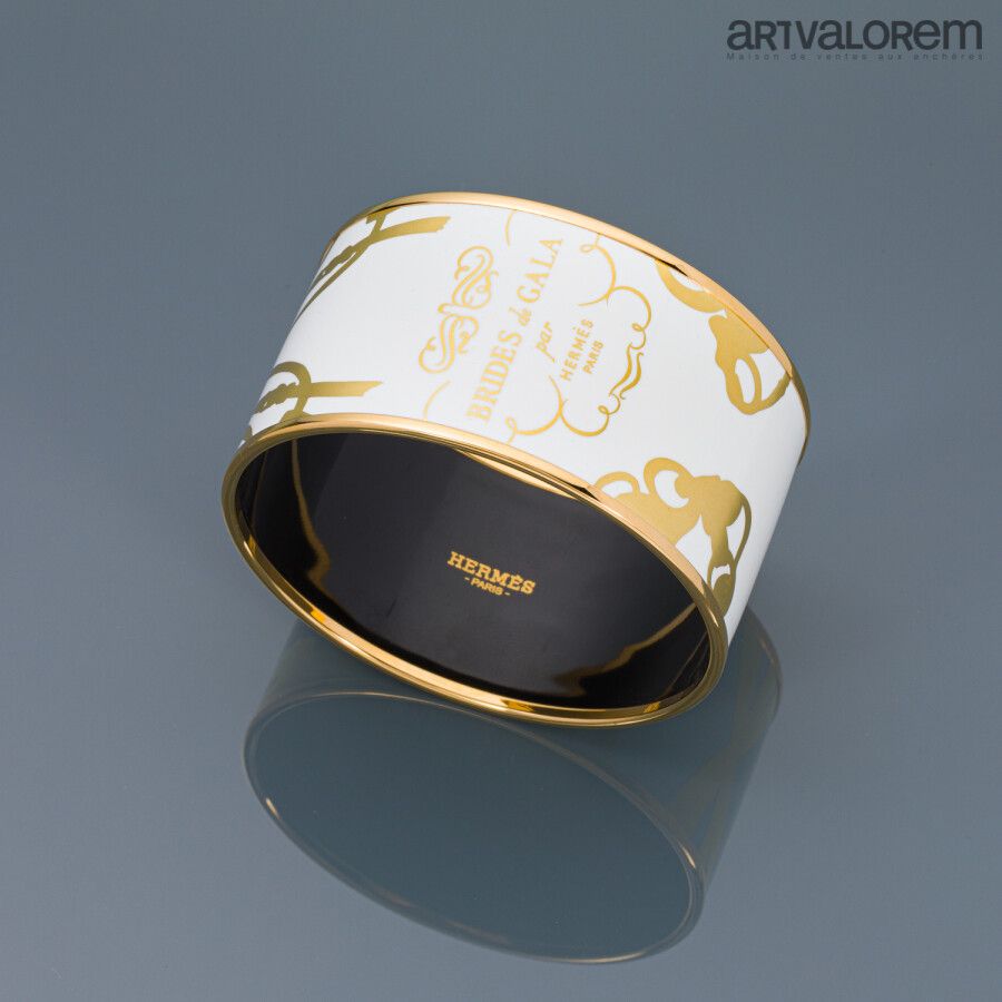 Null 巴黎爱马仕

镀金金属手镯，白色珐琅背景和金色装饰，标题为 "Brides de Gala"。

签名。

直径：6厘米 - 宽度：3.3厘米。

(&hellip;