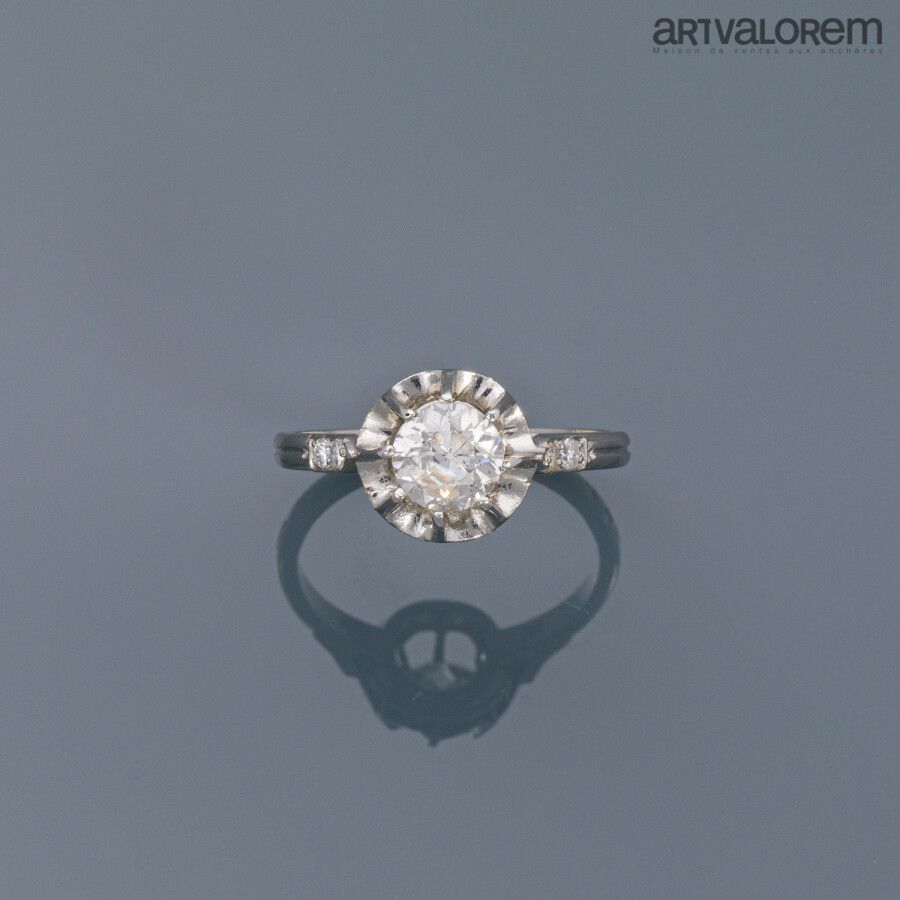 Null 铂金戒指，850°/°，镶嵌一颗明亮式切割钻石和四颗8/8切割钻石。

钻石的重量：约0.90克拉。

TDD: 54

毛重：3,7 g